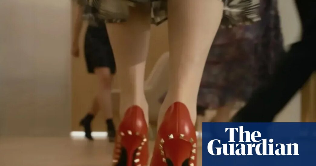 'Movimento diabólico': os sapatos vermelhos de Miranda Priestly ganham moda no Instagram | Sapatos femininos
 - Printis