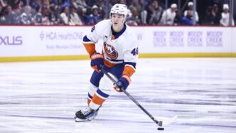 NHL On Tap: Schaefer busca outro recorde de novato quando Islanders visitam Stars
 - Printis
