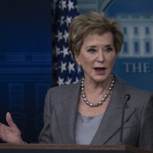 O administrador de Trump reconhece dificuldades na transferência de programas de educação para outras agências, mostram documentos internos
 - Printis