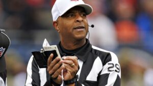 O árbitro Adrian Hill foi expulso com uma lesão na perna
 - Printis