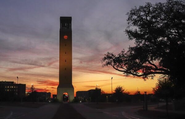 O corpo docente da Texas A&M considera que a liberdade acadêmica do professor demitido foi violada
 - Printis