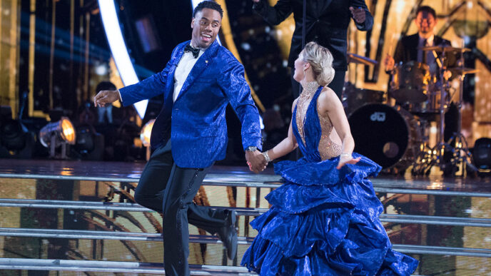 O ex-aluno da Liberty University, Rashad Jennings, retorna ao 'Dancing with the Stars' para o aniversário de 20 anos do programa
 - Printis