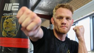 O plano de uma equipe autodidata para derrubar a maior linhagem de MMA sem credenciais
 - Printis