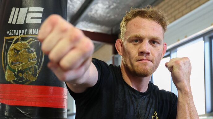 O plano de uma equipe autodidata para derrubar a maior linhagem de MMA sem credenciais
 - Printis