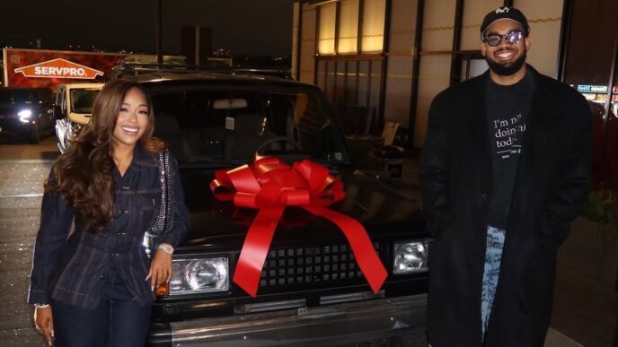 O presente de aniversário de Jordyn Woods para Karl-Anthony Towns reflete o carro de sua falecida mãe
 - Printis