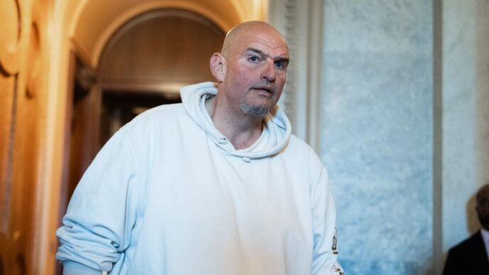 O senador da Pensilvânia, John Fetterman, voltou para casa do hospital após o outono
 - Printis