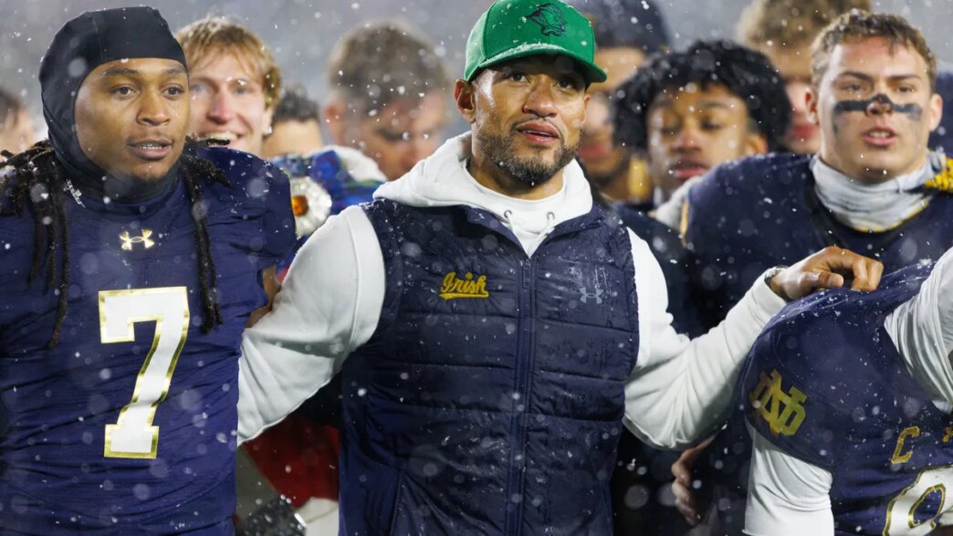 O técnico de futebol americano da Notre Dame, Marcus Freeman, bloqueia o barulho dos rumores da NFL
 - Printis