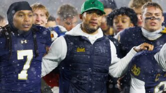 O técnico de futebol americano da Notre Dame, Marcus Freeman, bloqueia o barulho dos rumores da NFL
 - Printis