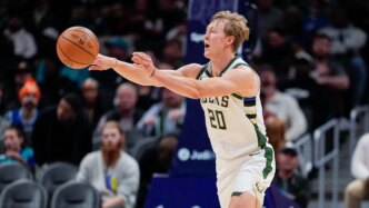 O titular do Bucks, AJ Green, não termina o jogo contra o Hornets
 - Printis