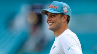 Os Dolphins sem mangas da esposa de Zach Wilson, Nicolette, surpreendem na vitória de Buffalo
 - Printis