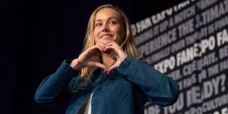 Os amigos de Brie Larson ofereceram para ela uma festa de separação da moda
 - Printis
