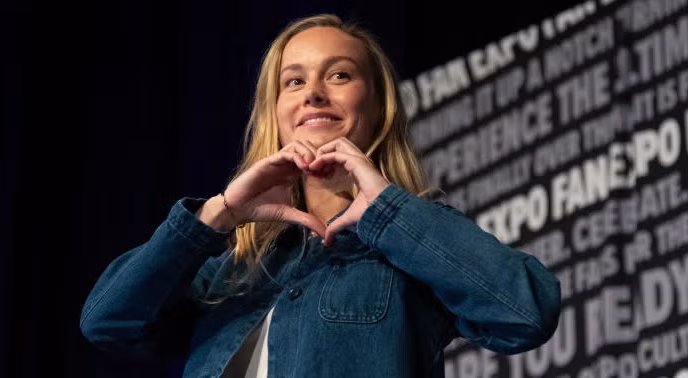 Os amigos de Brie Larson ofereceram para ela uma festa de separação da moda
 - Printis