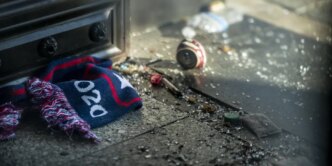 Perdoado em 6 de janeiro, desordeiro acusado de molestar uma criança de 11 anos
 - Printis