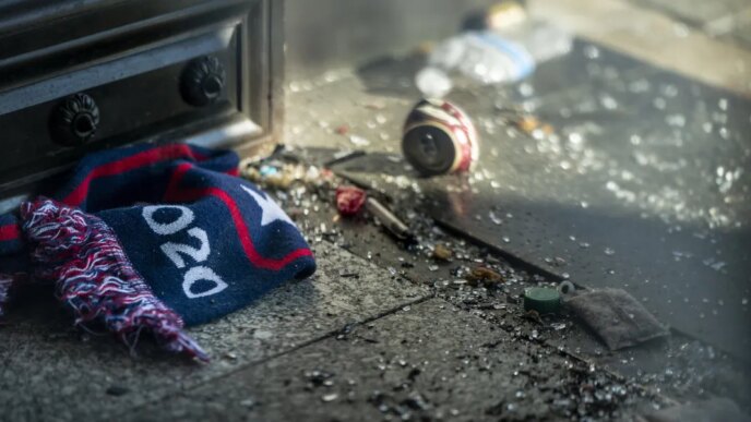 Perdoado em 6 de janeiro, desordeiro acusado de molestar uma criança de 11 anos
 - Printis