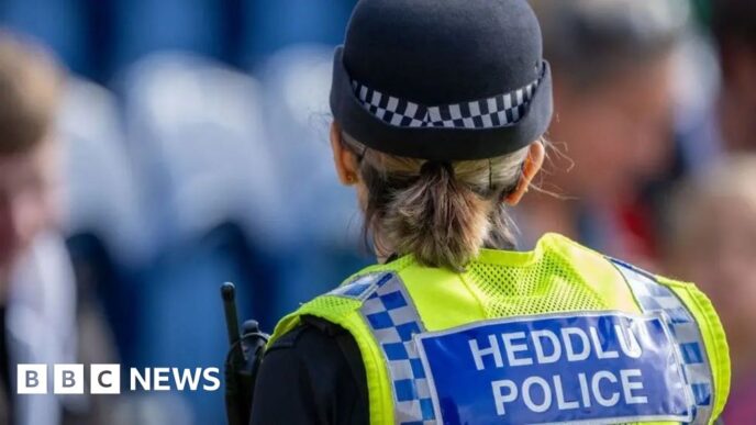 Polícia e comissários do crime serão demitidos na Inglaterra e no País de Gales
 - Printis