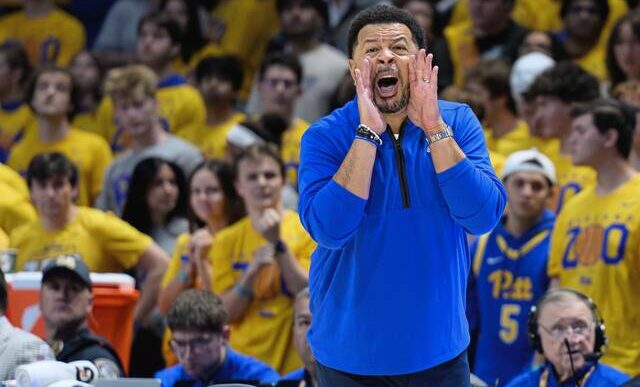 Primeira viagem, multidão hostil da Virgínia Ocidental para apresentar novos testes para o basquete Pitt
 - Printis