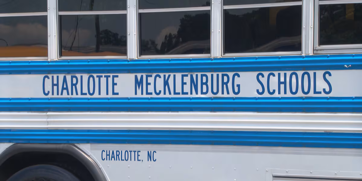 Quase 21.000 estudantes de Charlotte-Mecklenburg faltaram à escola na segunda-feira, dizem autoridades
 - Printis