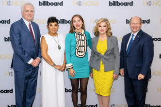 RIAA homenageia a artista multi-platina Lauren Daigle, os executivos da música gospel Jackie Patillo e Ed Leonard ao lado dos senadores Marsha Blackburn e Chris Coons
 - Printis