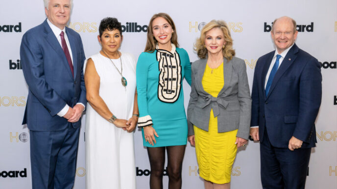 RIAA homenageia a artista multi-platina Lauren Daigle, os executivos da música gospel Jackie Patillo e Ed Leonard ao lado dos senadores Marsha Blackburn e Chris Coons
 - Printis