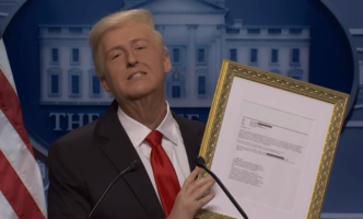 'SNL' rasga Donald Trump por e-mails de Epstein, 'Blowing Bubba'
 - Printis