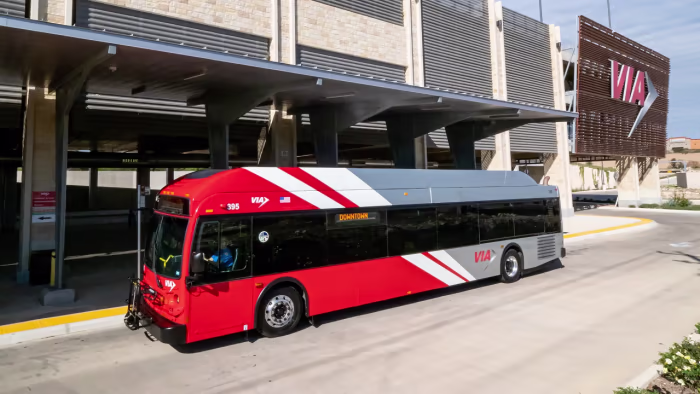 Serviço Park & ​​Ride da VIA aberto aos torcedores que assistirem ao jogo de futebol México x Paraguai no Alamodome
 - Printis