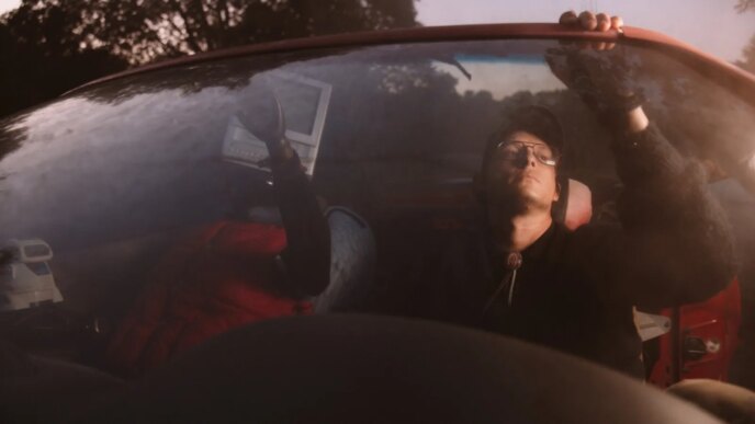 Stephen Wilson Jr. saúda a classe trabalhadora na nova música 'Gary'
 - Printis