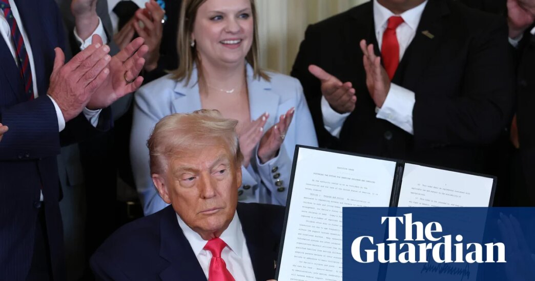 Surgem questões sobre assinaturas surpreendentemente semelhantes de Trump sobre perdões recentes | Donald Trump
 - Printis