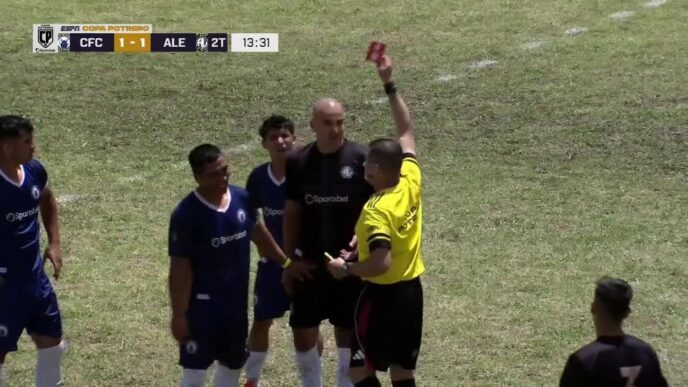 Tanque Santiago Silva viu cartão vermelho na Copa Potrero
 - Printis