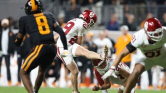Tate Sandell, do Oklahoma, inicia jogo no Alabama com outro recorde
 - Printis