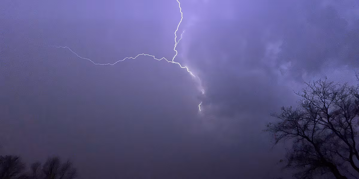 Tempestade rara de novembro traz raios, granizo do tamanho de uma ervilha e chuva para o sudeste de Nebraska
 - Printis