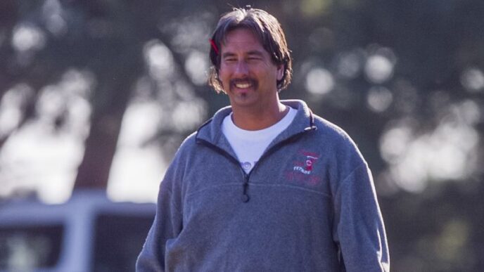 Tiro em John Beam: Cedric Irving Jr. acusado de assassinato do técnico de futebol de Oakland
 - Printis