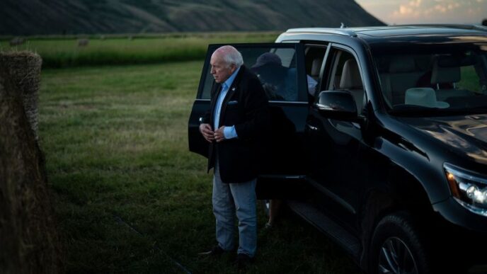 Trump e Vance não foram convidados para o funeral de Dick Cheney, mas todos os quatro ex-vice-presidentes vivos compareceram
 - Printis