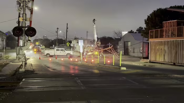 Veículo atinge linha de energia perto do centro da cidade, provocando pequena interrupção, diz CPS Energy
 - Printis