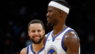 Warriors se reagrupam após derrota e vencem o 46 de Curry sobre o Spurs
 - Printis
